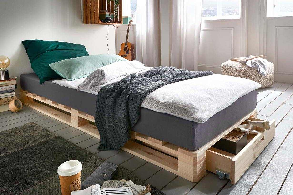 Palettenbett mit Stauraum