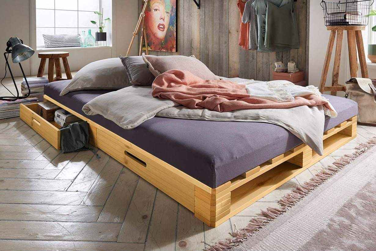 Palettenbett mit Schubladen